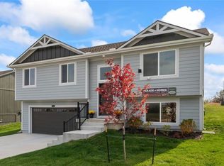 801 SE Dry Creek Dr, Oak Grove, MO 64075