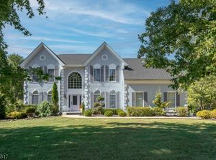 6 Wyckoff Dr, Pittstown, NJ 08867