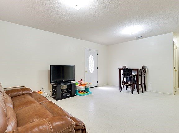 3rd image of 9227 N 32nd Ln