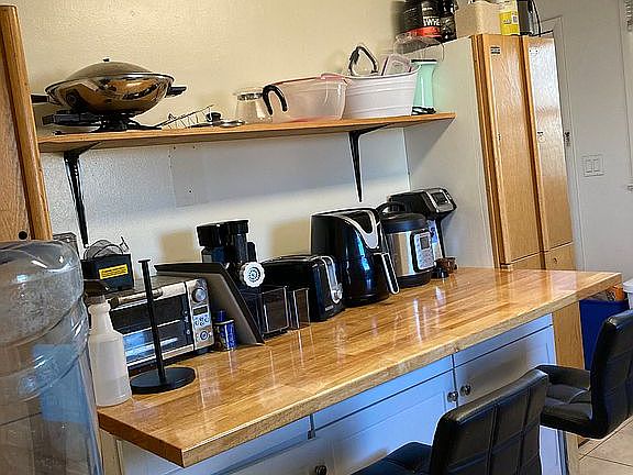 Breakfast Bar & Storage