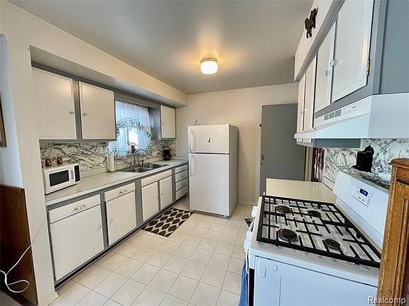 5th image of 1421 Lasalle Ave