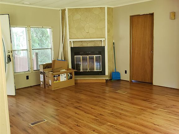 4th image of 6 Redwood Ln