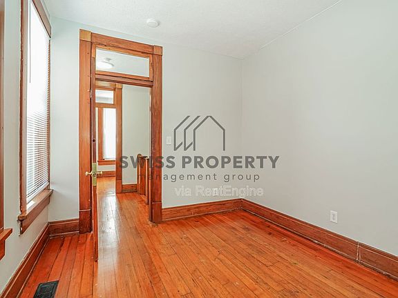 4th image of 804 E Main St