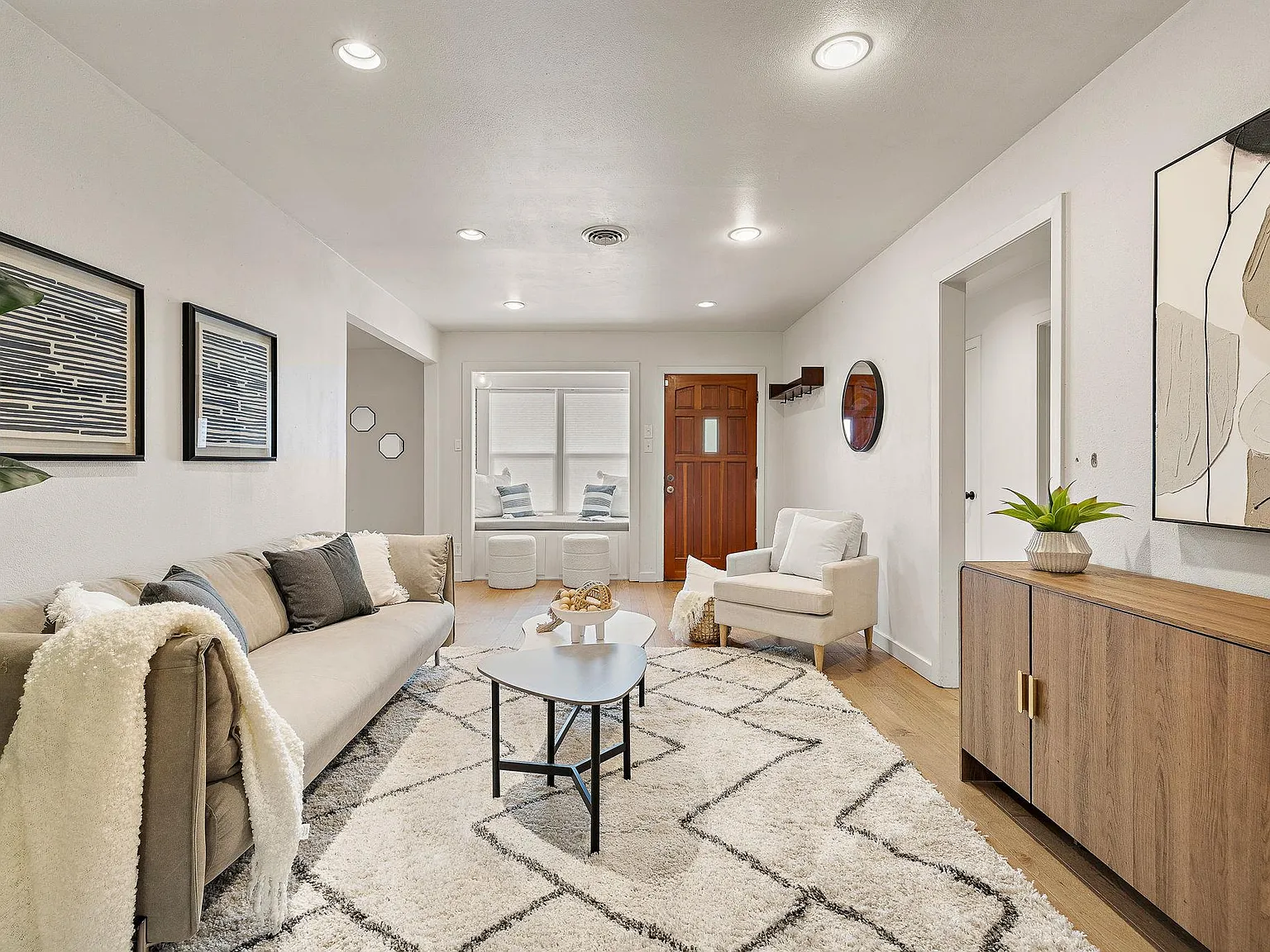 3 bed, 2.0 bath, 1216 sqft, $2,595 — Photo 2