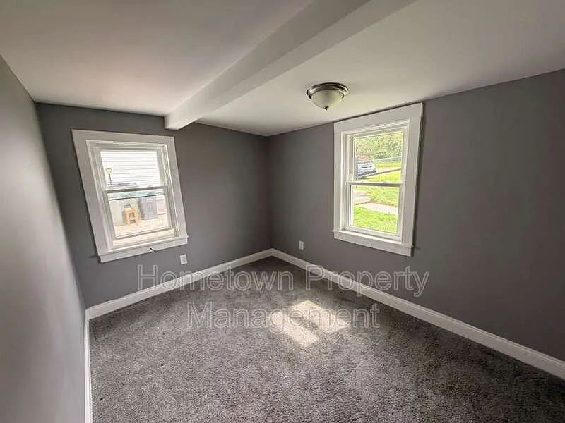 3 bed, 1.0 bath, $1,400 — Photo 2