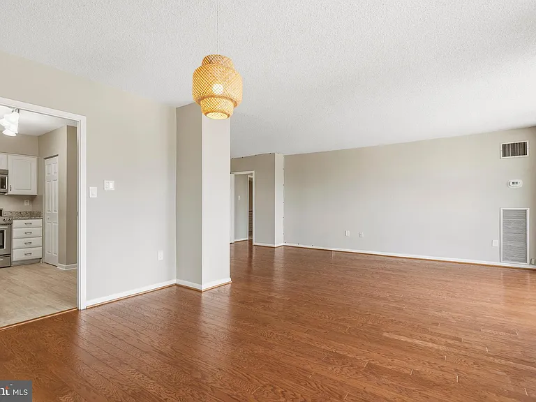 400 Madison St #310 — Photo 9