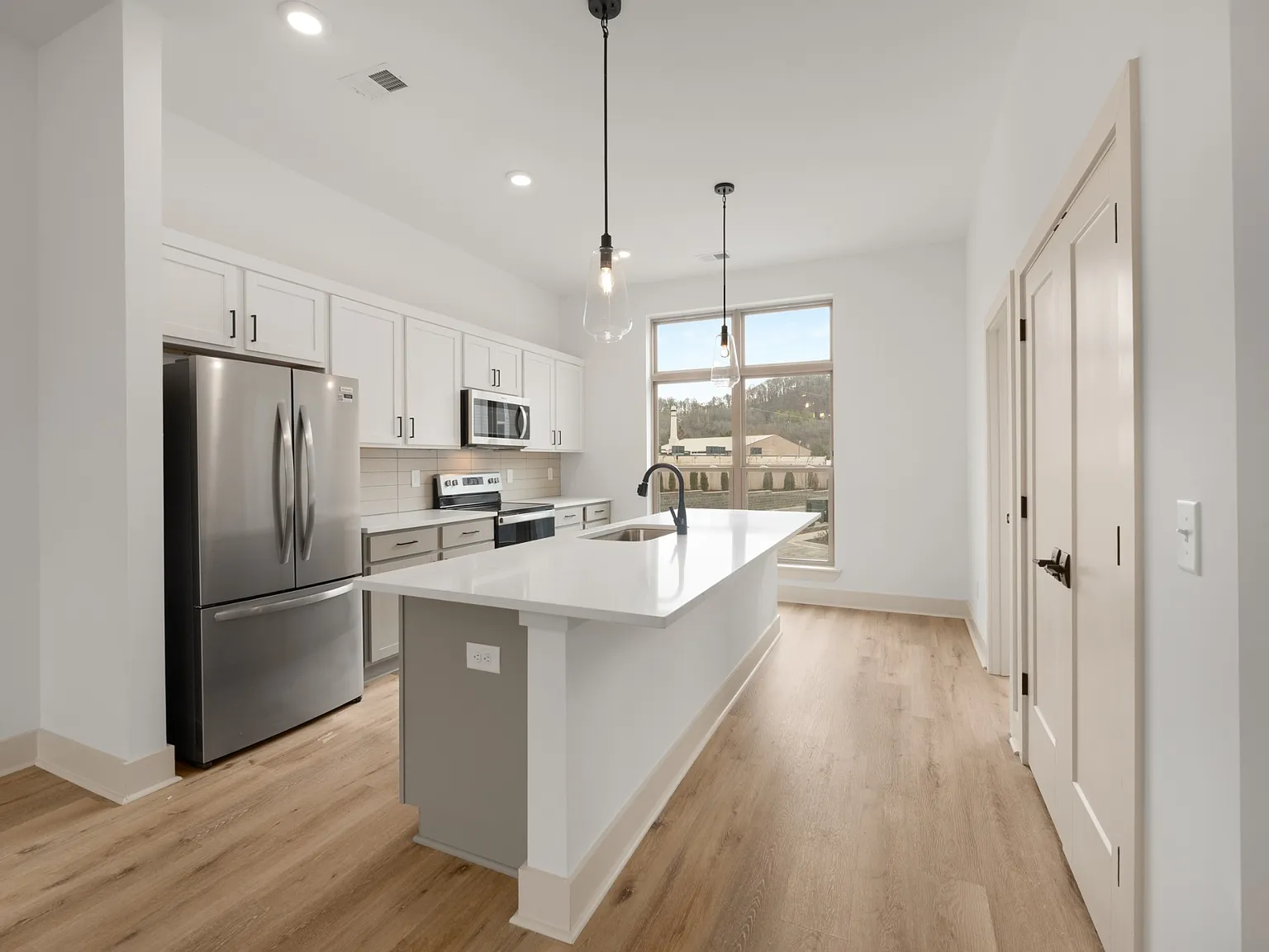 3 bed, 3.5 bath, 2099 sqft, $2,999 — Photo 1