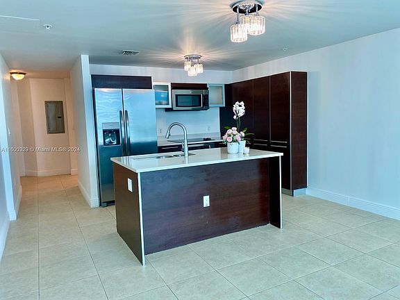 4th image of 1900 N Bayshore Dr APT 3006