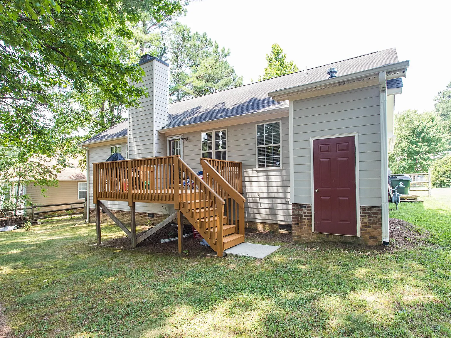 225 Harvester Dr — Photo 2