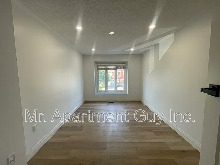 6687 Bansbridge Cres — Photo 14
