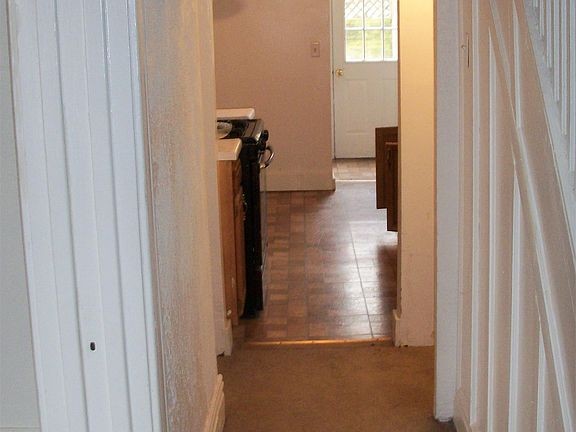 2nd image of 910 Rossmore Ave