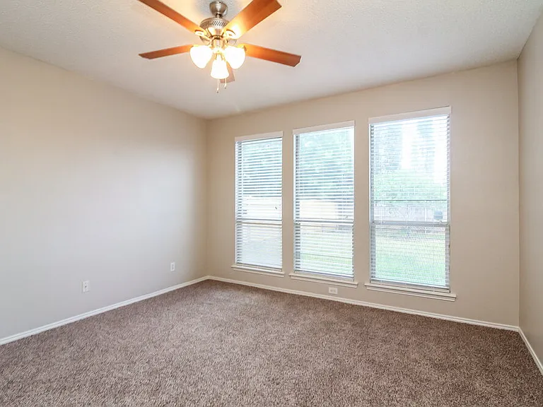 317 Pebblebrook Ln — Photo 6