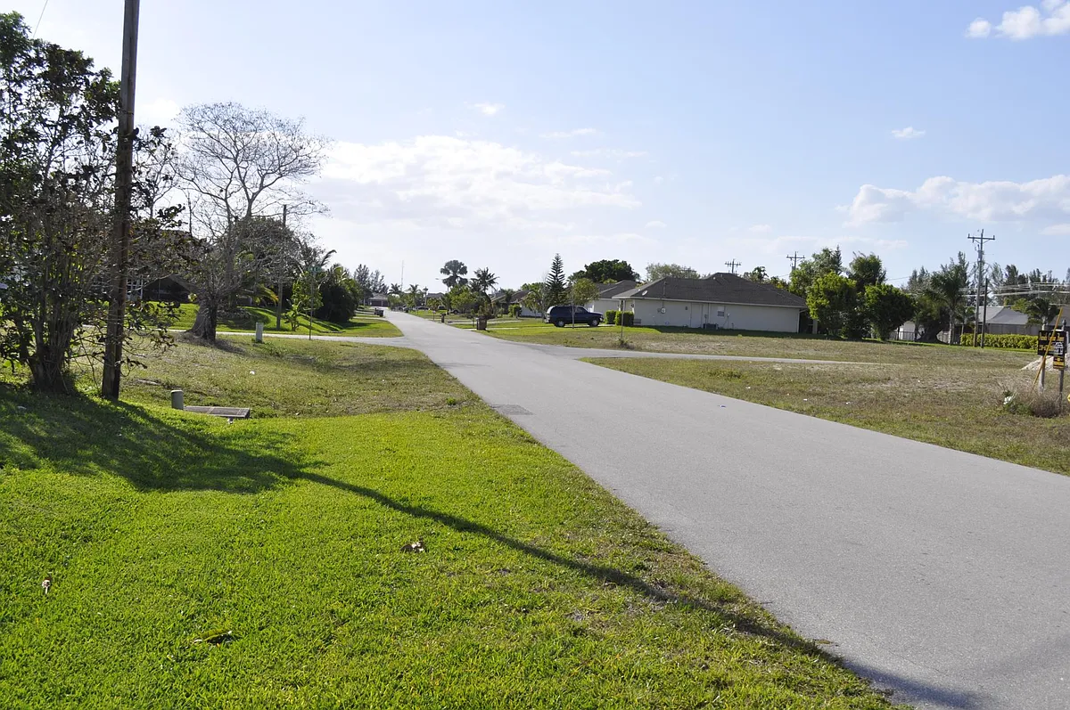 Photo 2 of 33 - 826 SW 32nd Ter - Cape Coral, FL Street view - 826 SW 32nd Ter