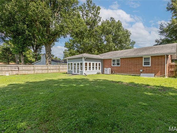 4th image of 900 Hawthorn Dr