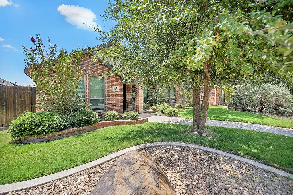 3 bed, 2.0 bath, 1954 sqft, $3,300 — Photo 2