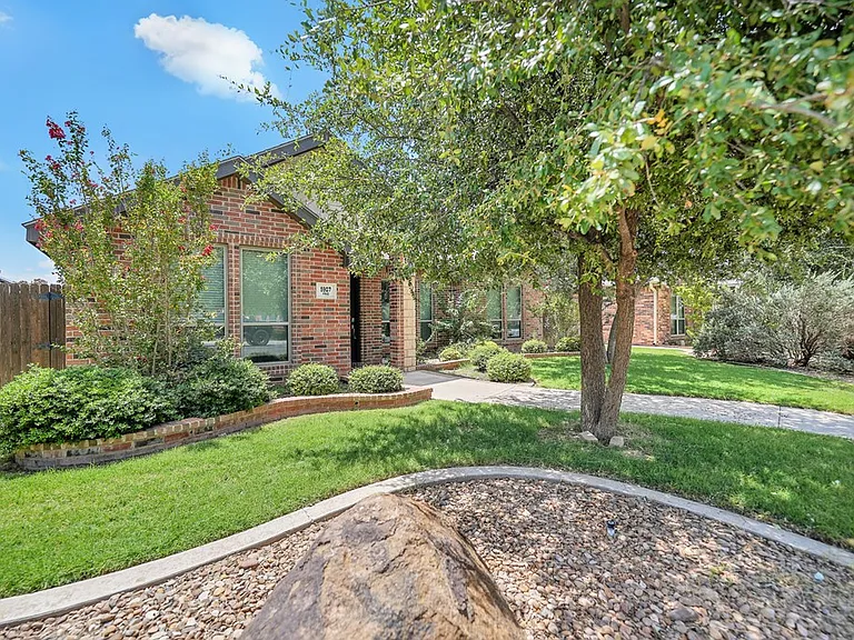 5907 Frio Dr — Photo 2