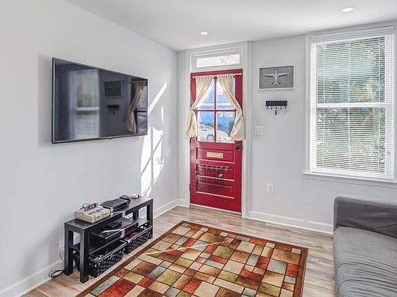 3rd image of 312 1/2 N Henry St