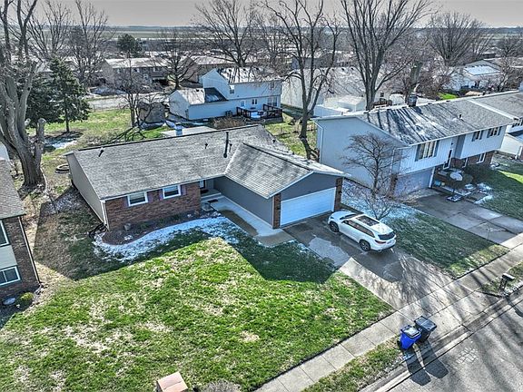 3rd image of 852 S Jefferson Dr