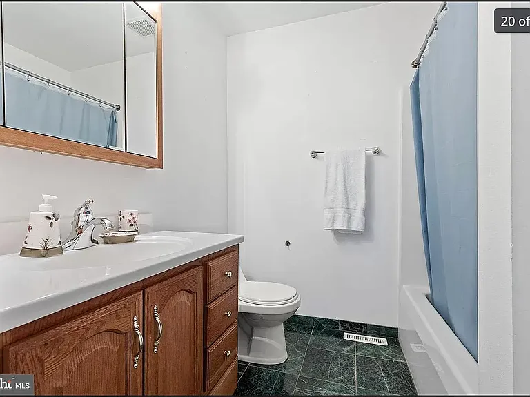124 Versailles Ct — Photo 14