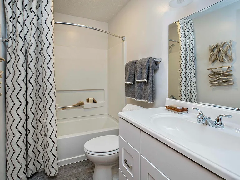 Hall Bathroom with Tub/Shower Combo