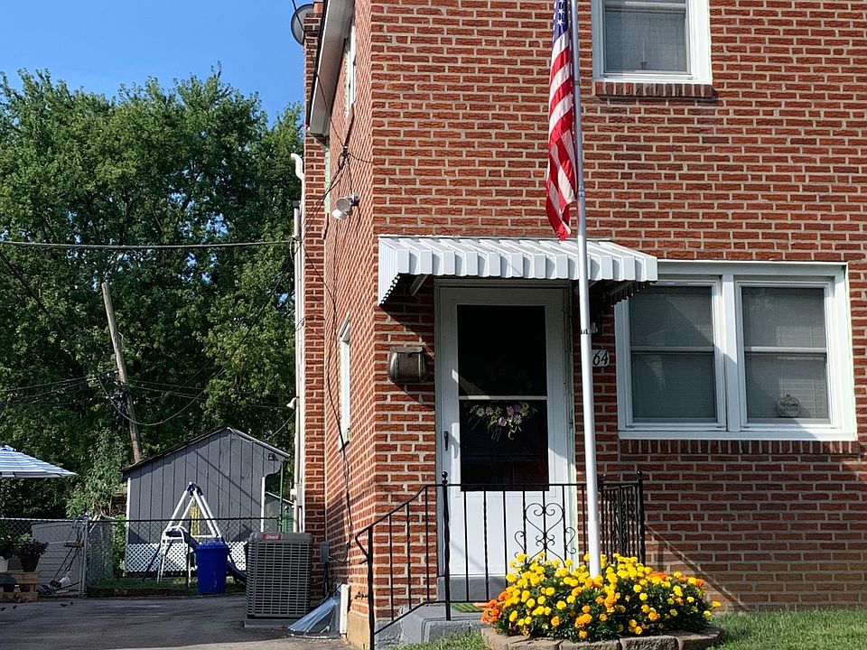 Cute twin home in a safe, quiet neighborhood. Satellite dish installed on the roof available for hook up to your service, if desired.