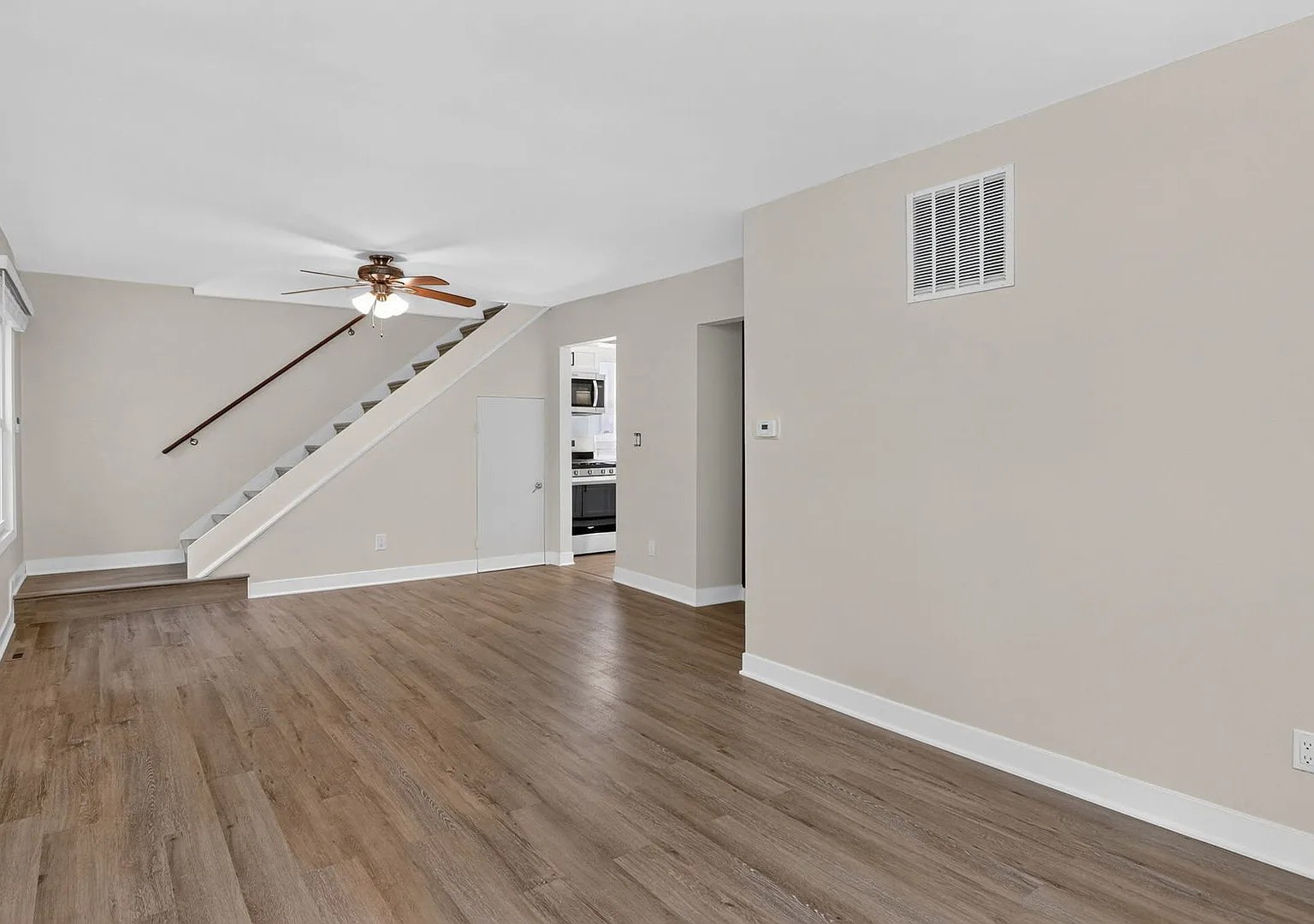 2 bed, 912 sqft, $3,300 — Photo 3