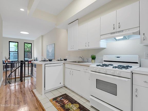 3rd image of 726 Sackett St APT 1