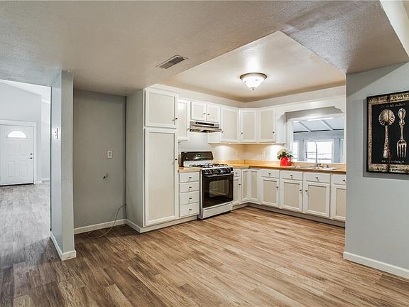 5th image of 3034 Robin Hill Ln