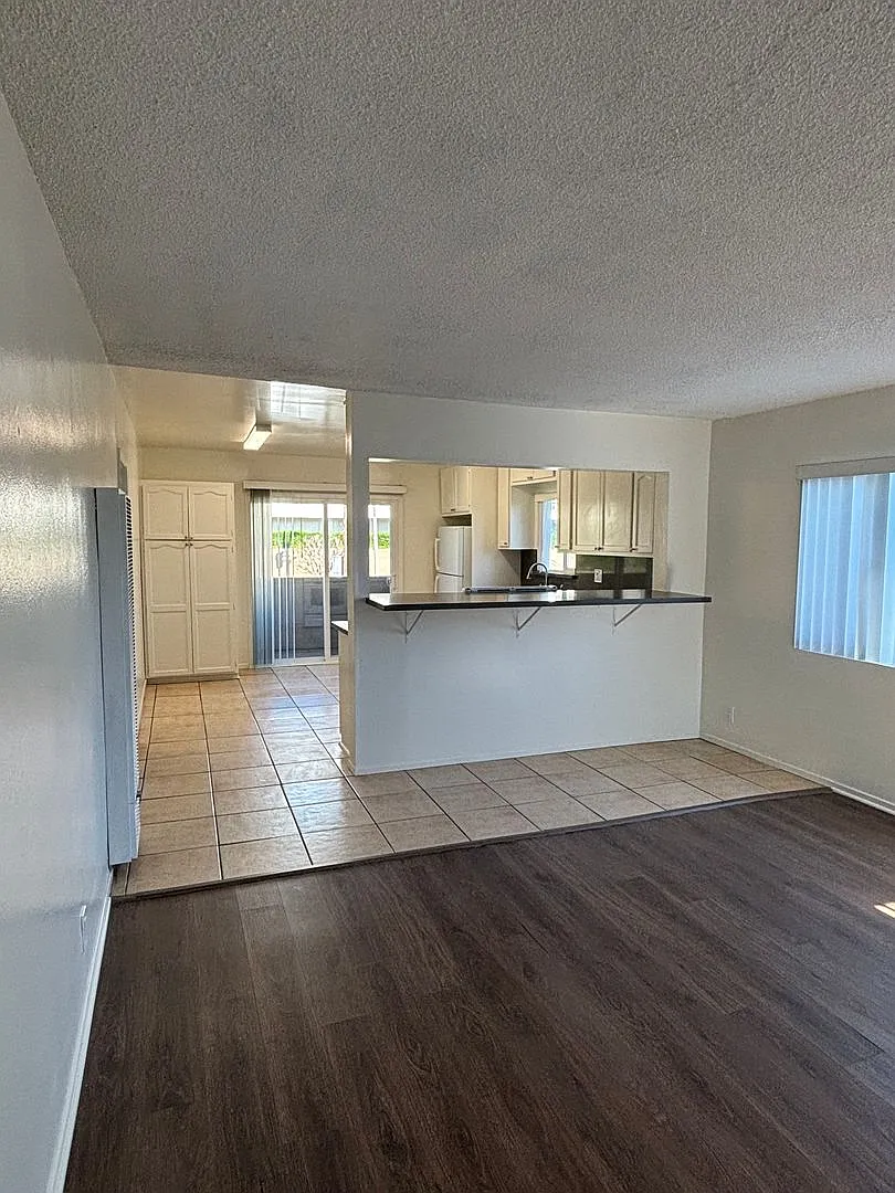 Marketing Special!! - Spacious 4 Bed/2 Bath Apartment For Rent In San Pedro — Photo 2