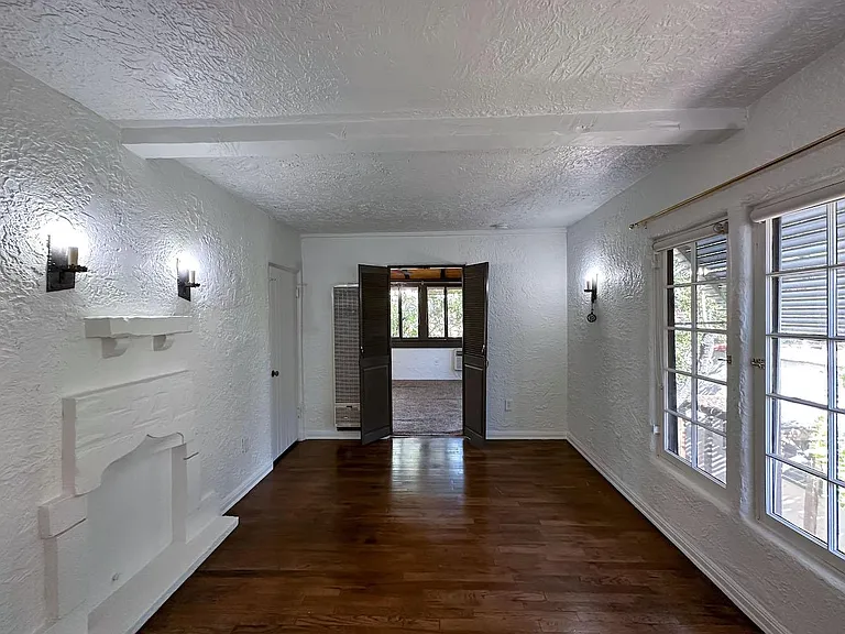 393 N Baldwin Ave — Photo 11