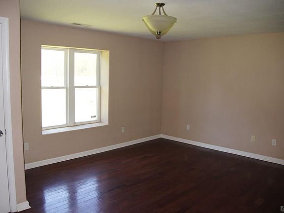 4th image of 1600 Camellia Dr