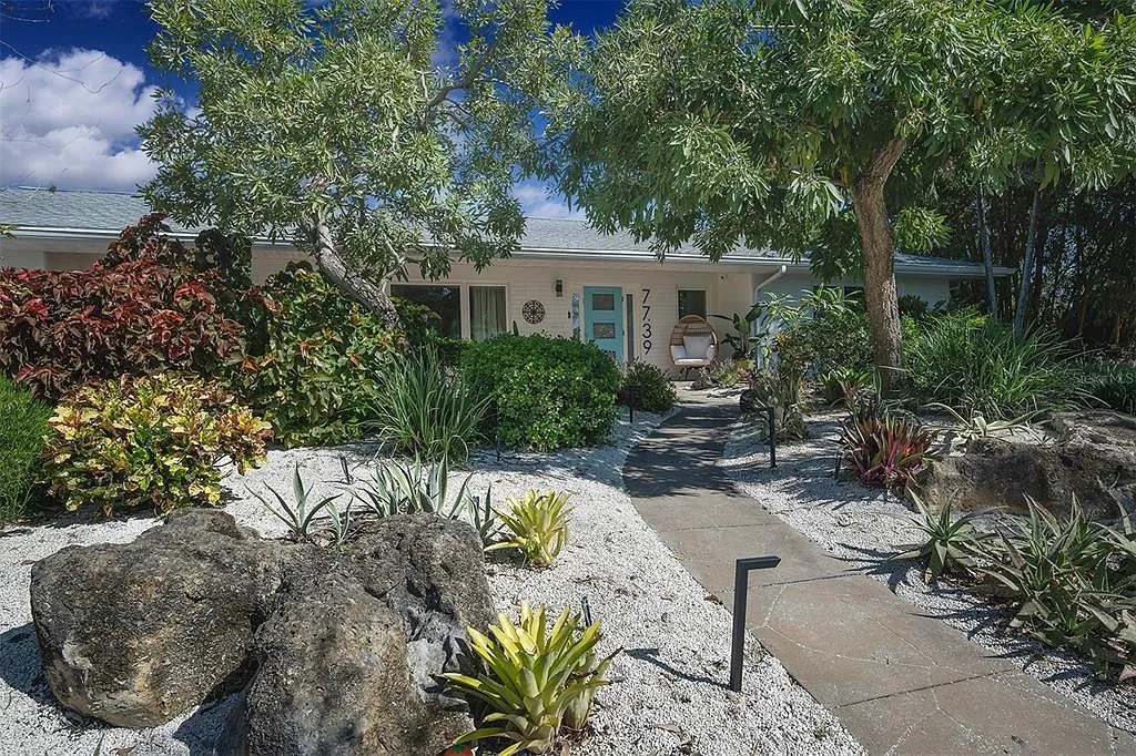 4 bed, 3.0 bath, 2825 sqft, $7,000 — Photo 1