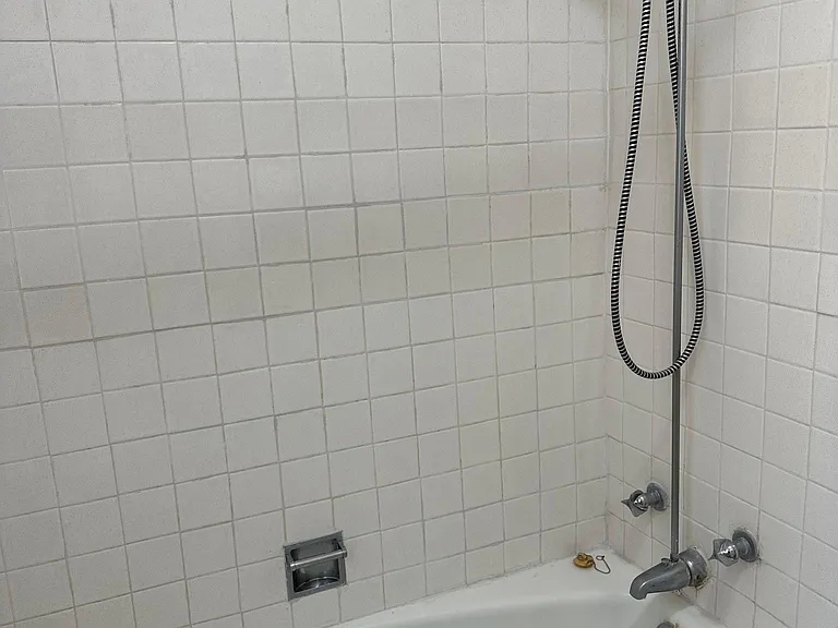 2137 W Cornelia Ave #2W — Photo 1