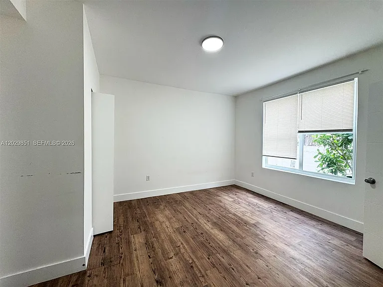 321 SW 9th Ave #4 — Photo 8