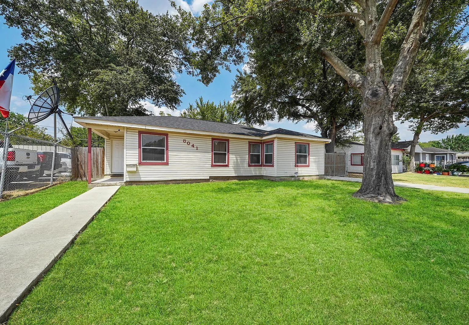 3 bed, 2.0 bath, 1261 sqft, $1,800 — Photo 1