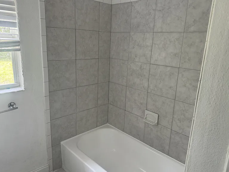 1022 W Alfred St — Photo 6