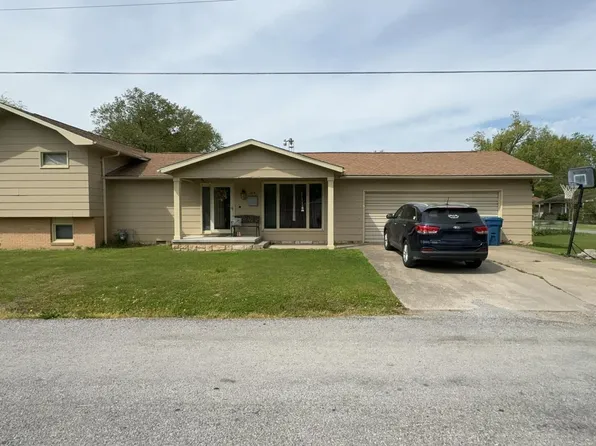 209 E Boling St, Benton, IL 62812