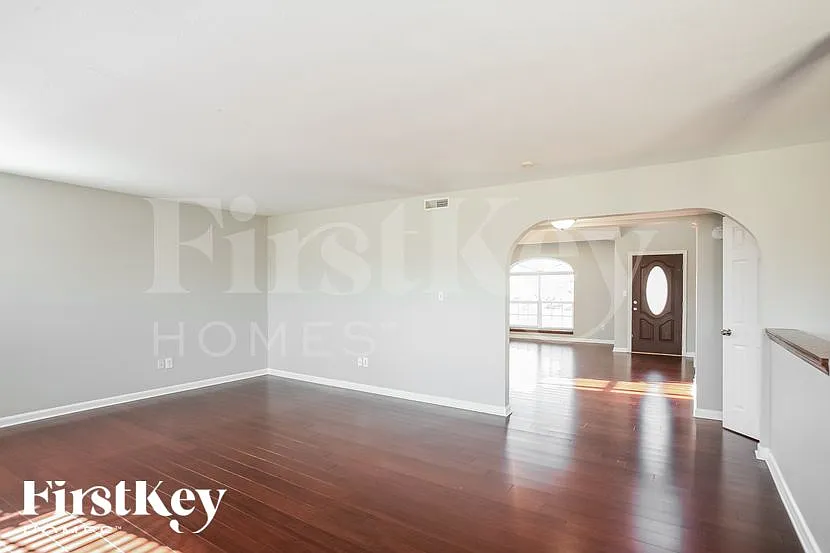 4 bed, 2.5 bath, 2355 sqft, $2,670 — Photo 2