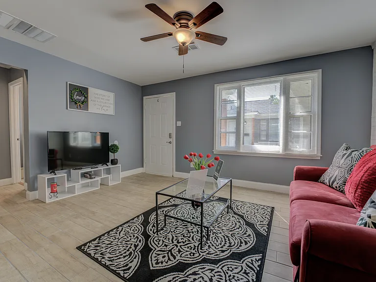 1050 N Pkwy #105 — Photo 18
