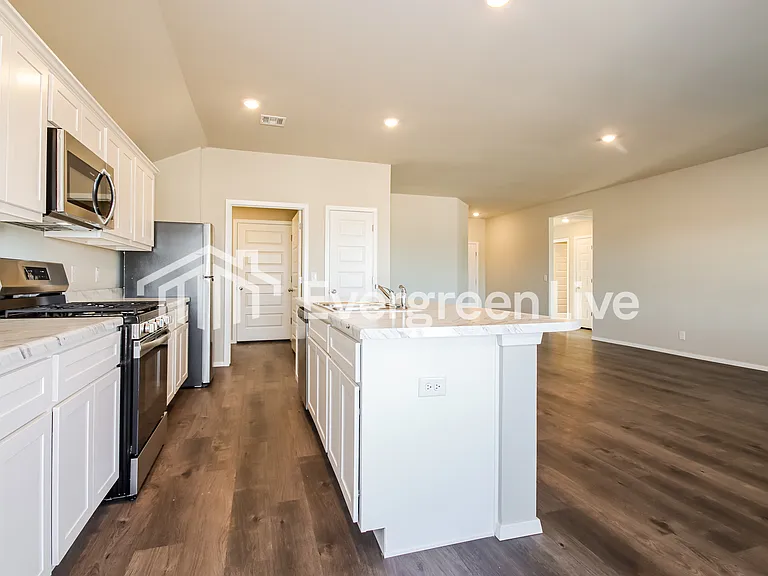 1002 W Lawton Rd — Photo 6