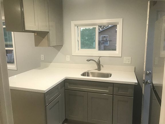 4th image of 2302 Holly Dr #7