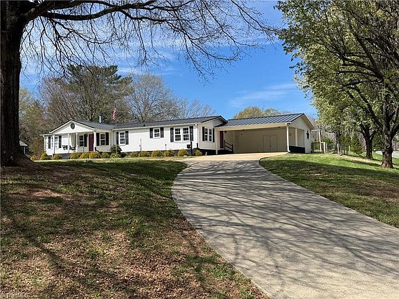 3rd image of 3932 Piney Mountain Rd