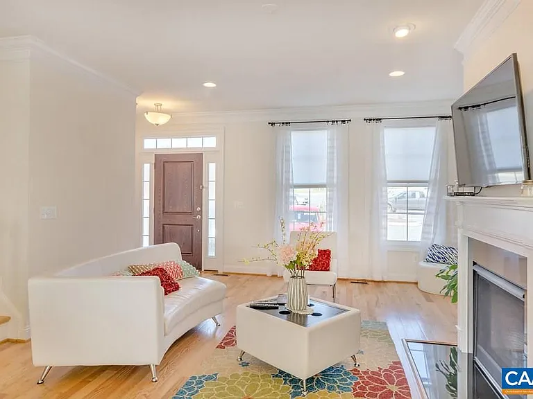 980 Belvedere Way — Photo 5