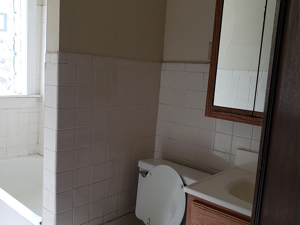 1st image of 2534 N Farwell Ave APT 4