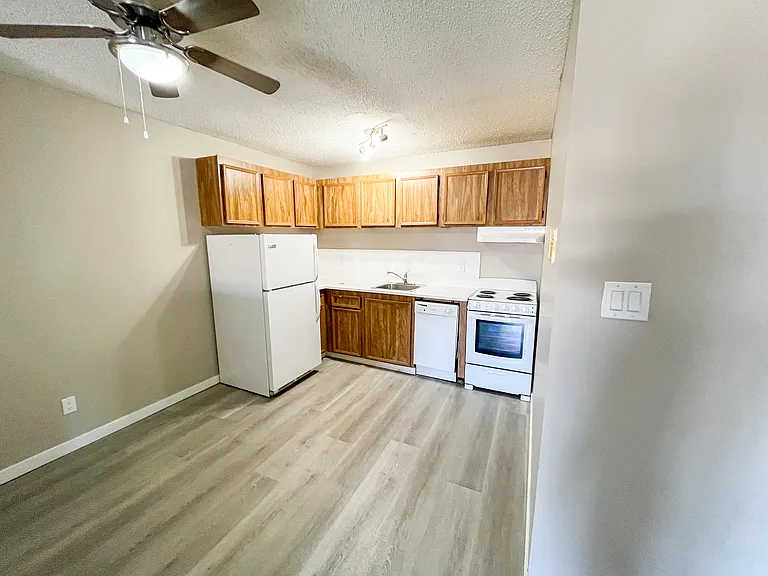 906 Duchess St — Photo 11