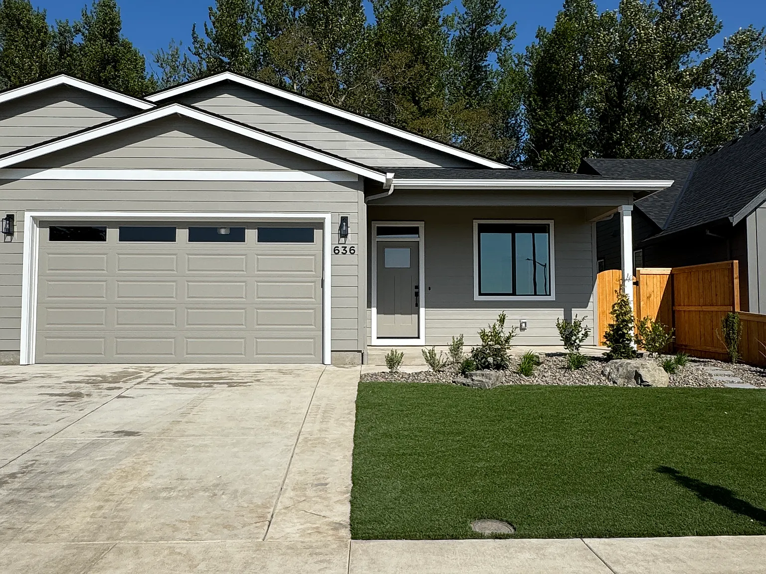 656 Parker Loop — Photo 1