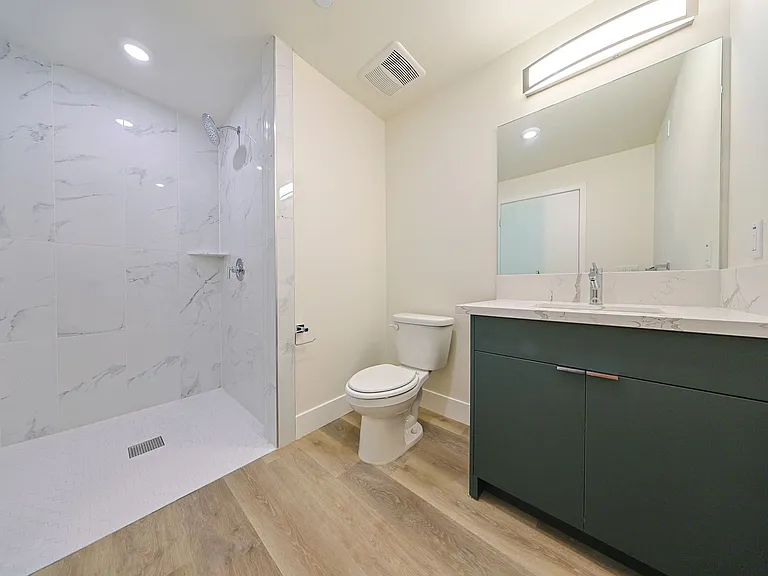 1317 W Jefferson Blvd — Photo 9