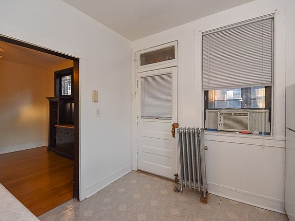 5th image of 3524 N Broadway St APT 3S