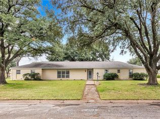 1004 Calvert St, Hearne, TX 77859