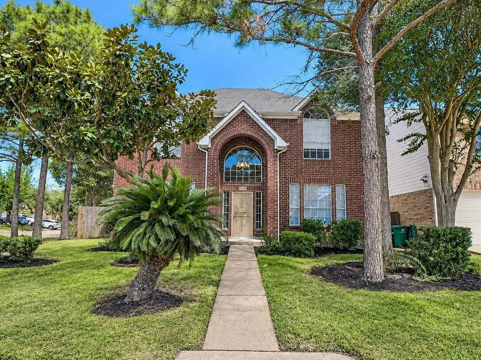5 bed, 2.5 bath, 2924 sqft, $2,500 — Photo 2